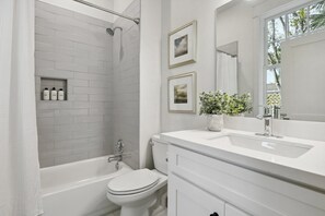 Douche, sèche-cheveux, serviettes fournies, savon