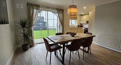 Bunratty Town House No 2 - sleeps 8 guests in 4 bedrooms