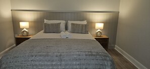 4 bedrooms, free WiFi, bed sheets - Bunratty Town House No 2 - sleeps 8 guests in 4 bedrooms (Bunratty)