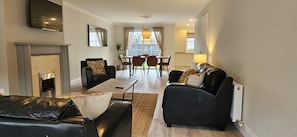 TV - Bunratty Town House No 2 - sleeps 8 guests in 4 bedrooms (Bunratty)