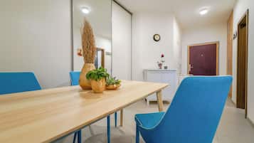 Frigorífico grande, microondas, placa de cocina y cafetera o tetera