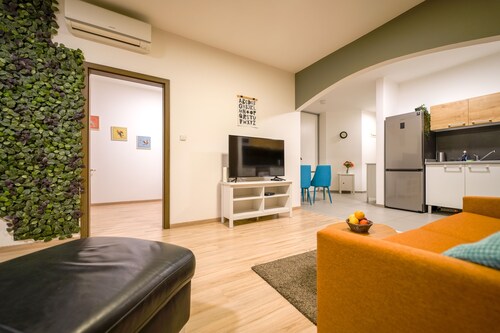 Vesna Convenient Apartment by CHORS