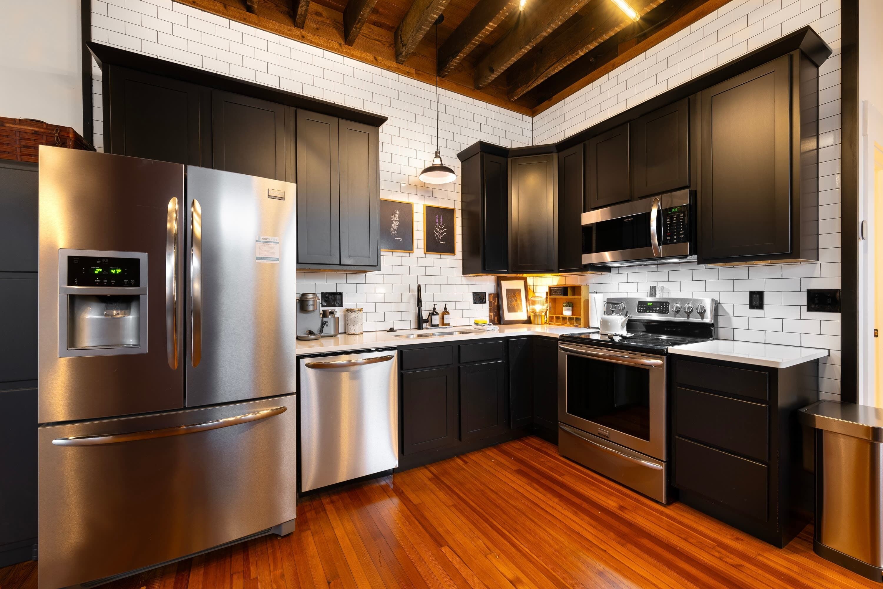 Kjøleskap, mikrobølgeovn, ovn og kokeplater