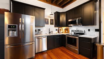 Kjøleskap, mikrobølgeovn, ovn og kokeplater