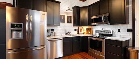 Réfrigérateur, micro-ondes, four, plaque de cuisson