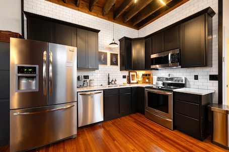 Fridge, microwave, oven, stovetop. 1BR Downtown, Close to Cincinnati Stadiums & Bars