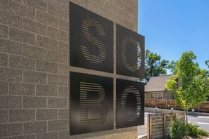 تفاصيل الفندق من الخارج