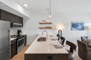 Réfrigérateur, four à micro-ondes, un four, surface de cuisson