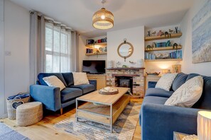Smart TV, fireplace, books, offices