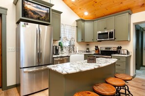 Refrigerador, microondas, horno y parrilla de estufa 