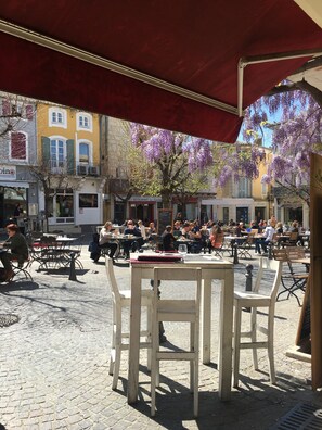 Outdoor dining - Village house in the heart of Saint-Paul-Trois-Châteaux, Drôme Provençale (Saint-Paul-Trois-Châteaux)