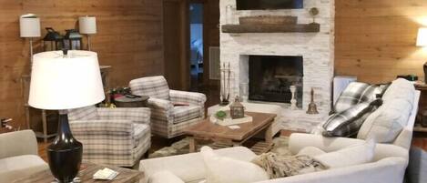 Smart TV, chimenea y libros