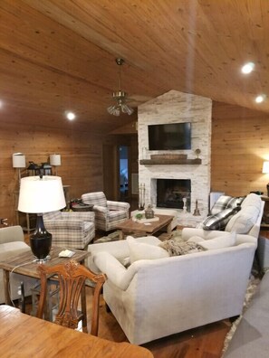 Una Smart TV, una chimenea, libros