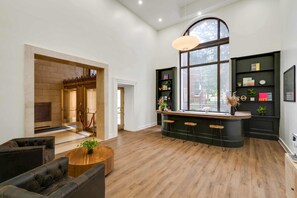Un intérieur moderne avec un espace bar, des sièges et une cheminée.