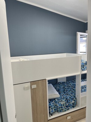 2 habitaciones, tabla de planchar con plancha y cuna de viaje 