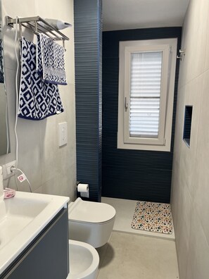Douche, sèche-cheveux, bidet, serviettes fournies