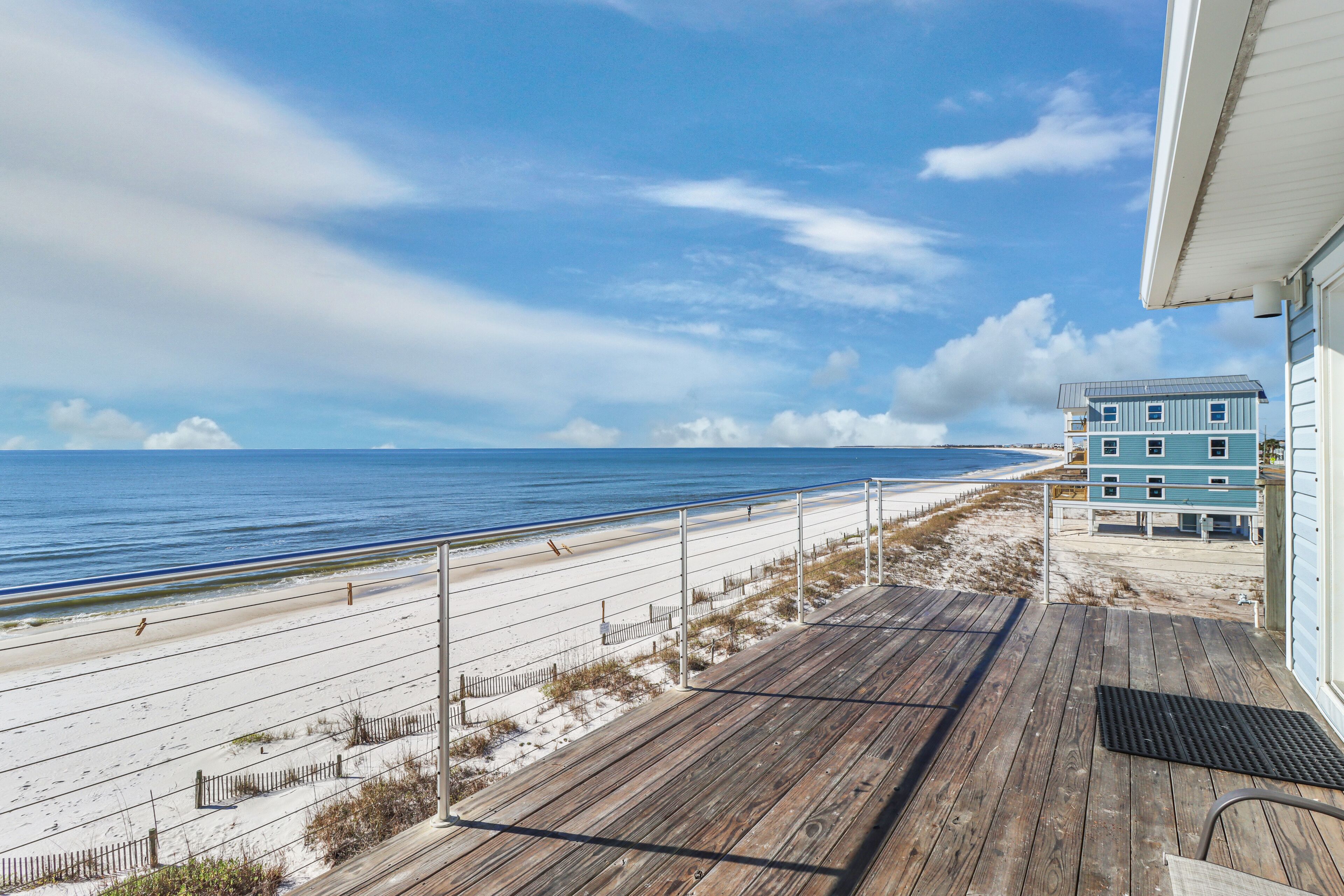 Holiday House B: Spacious Beachfront Deck w/Dining