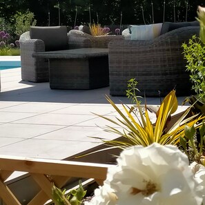 Una piscina al aire libre de temporada