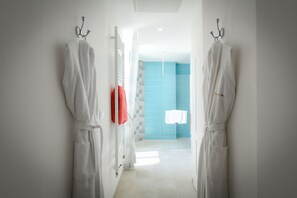 Deluxe tweepersoonskamer | Badkamer | Gratis toiletartikelen, een haardroger, badjassen