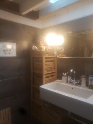 Secadora de cabello, toallas, jabón, papel de baño 