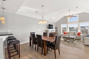Dining - Green Sea Turtle: Hot Tub | Tiki Bar | Pool Access (Corolla)