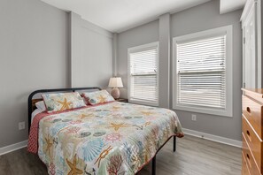 4 bedrooms, iron/ironing board, WiFi, bed sheets