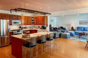 冰箱、微波炉、烤箱、炉灶