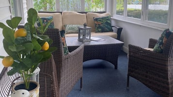 Fernseher, Kamin, Videospiele, Bücher