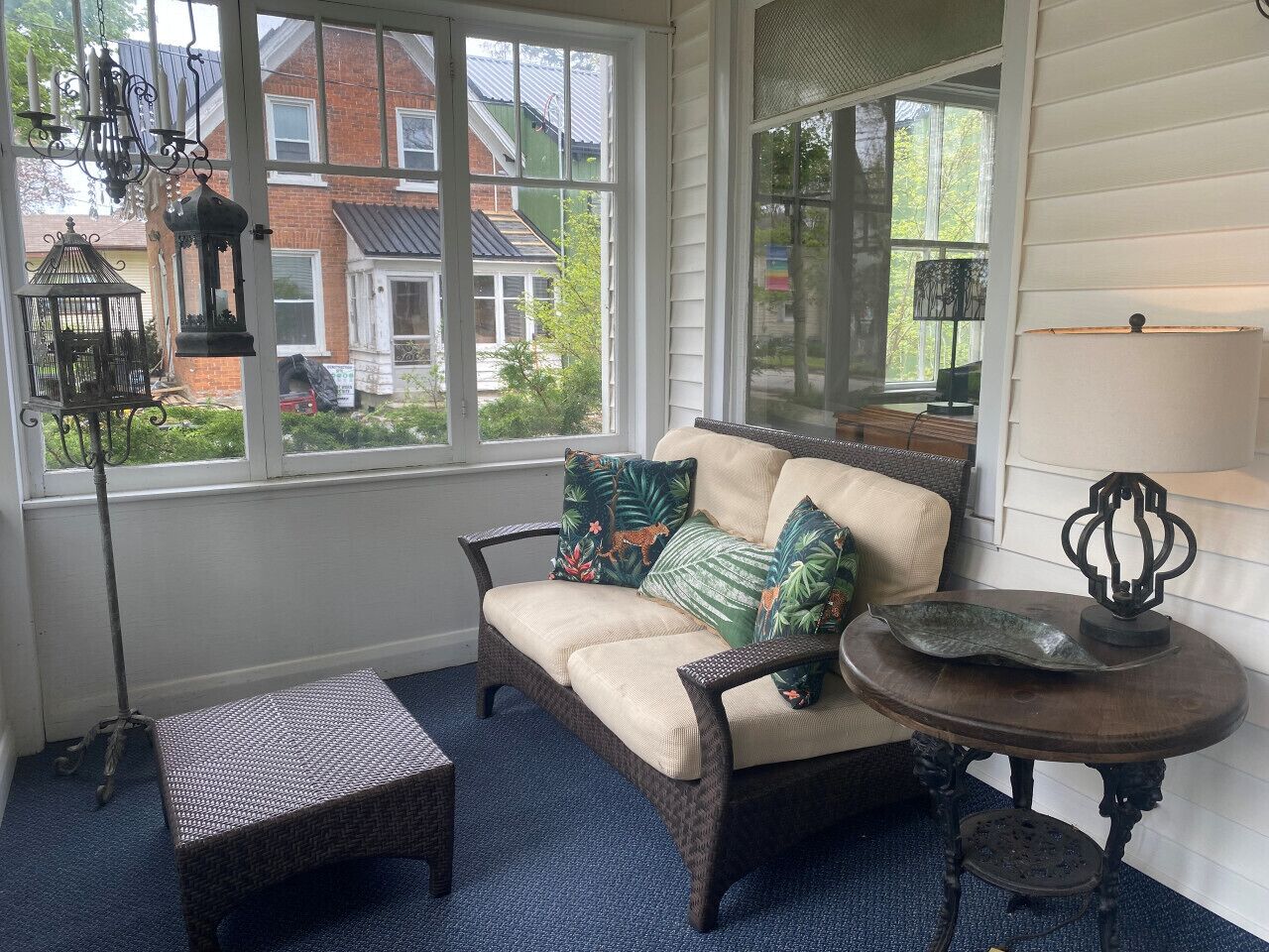 Télévision, cheminée, jeux vidéo, livres