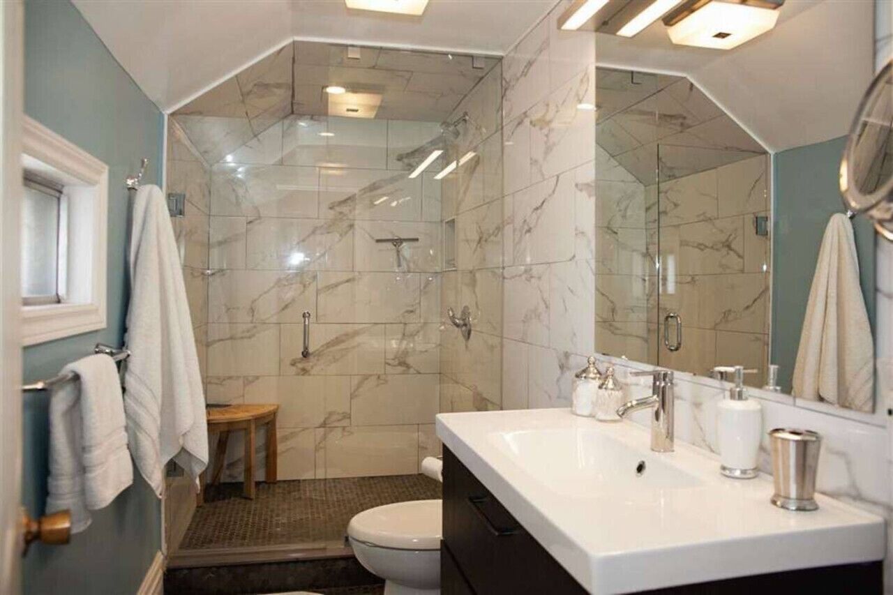 Dusche, kostenlose Toilettenartikel, Haartrockner, Handtücher