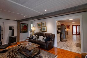 Televisor, llar de foc, llibres i estèreo 