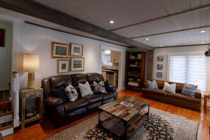 Una televisión, una chimenea, libros, un reproductor estéreo