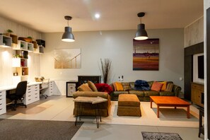 Televisión, chimenea, libros y estéreo 