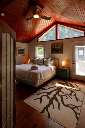 3 bedrooms, desk, WiFi, bed sheets