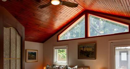 Stylish home with gym! Walk to downtown Picton