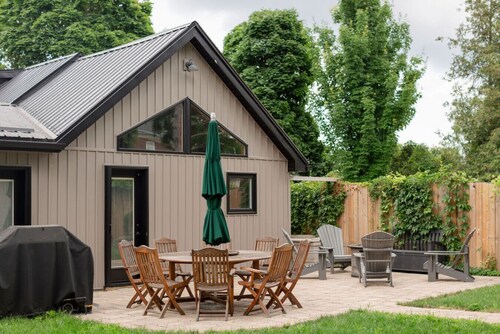 Stylish home with gym! Walk to downtown Picton