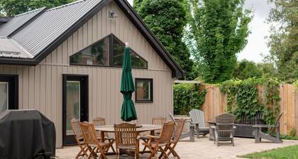 Stylish home with gym! Walk to downtown Picton