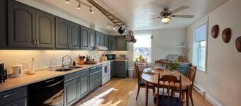 Relax in Style & Comfort in South Bay, PEC