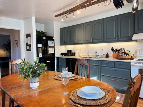 Relax in Style & Comfort in South Bay, PEC