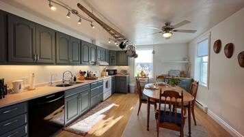 Frigorífic, microones, forn i placa de cuina