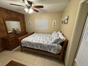 1 dormitorio, tabla de planchar con plancha, wifi y ropa de cama