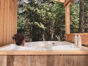 Outdoor spa tub