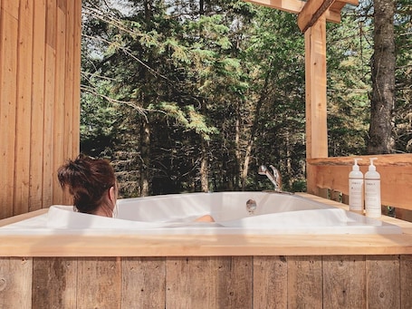 Outdoor spa tub. Chalet Rustchic Le Madison at the foot of Mont Megantic