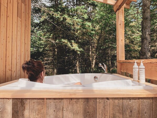 Outdoor spa tub - Chalet Rustchic Le Madison at the foot of Mont Megantic (La Patrie)