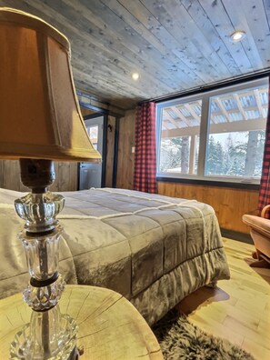 2 bedrooms, travel cot - Chalet Rustchic Le Madison at the foot of Mont Megantic (La Patrie)