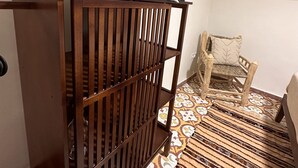 8 عدّة غرف نوم ومكتب وواي فاي مجانًا وملاءات أسرّة