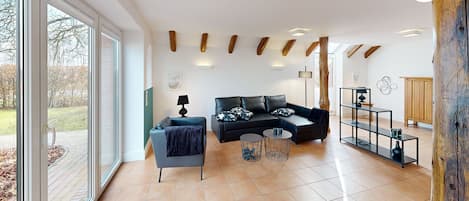 تلفزيون ذكي، مدفأة، كُتُب