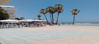 1 minute to beach ! Family size 3 bedroom apartment with restaurants and bars