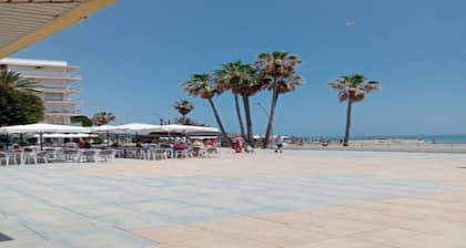 1 minute to beach ! Family size 3 bedroom apartment with restaurants and bars