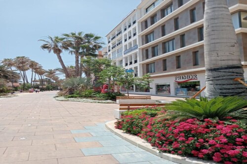 1 minute to beach ! Family size 3 bedroom apartment with restaurants and bars
